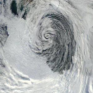 صورة أرشيفية من الأقمار الإصطناعية لعاصفة ثلجية فوق شمال روسيا صورة أرشيفية من الأقمار الإصطناعية لعاصفة ثلجية فوق شمال روسيا