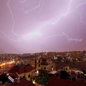 البروق مُتوقع أن تُضيء سماء المملكة ليلة السبت-الأحد بإذن الله