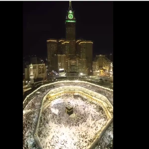 بالفيديو | مشهد مُسرّع ليوم في الحرم المكي يظهر بشكل رائع انسيابية حركة المعتمرين في رمضان