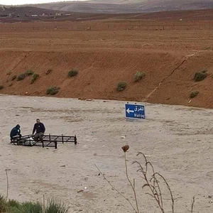 Jordanie | Sauvetage de deux personnes coincées à l'intérieur de leur véhicule en raison du niveau d'eau élevé à Mafraq