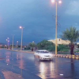 زخات رعدية من المطر على طريق الليث جازان مساء السبت