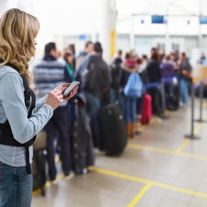 Five electronic devices must not leave the traveler's bag