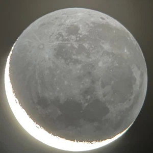 Voir la photo.. Un phénomène distinctif qui s'est produit sur la lune en conjonction avec l'apparition du croissant du mois de Shawwal