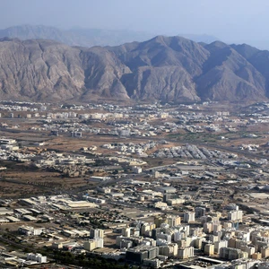 عُمان | استمرار انخفاض درجات الحرارة بالإضافة لنشاط الرياح يوم غد السبت ومؤشرات لعودة الأمطار