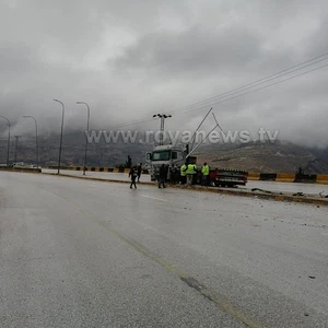 بسبب الأمطار || حادث انزلاق لشاحنة على طريق العدسية - البحر الميت