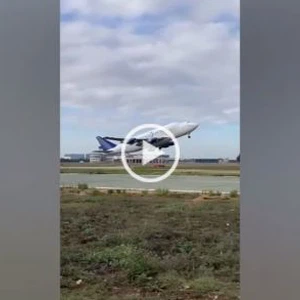 Scène douteuse | Une roue tombe d'un avion juste après le décollage
