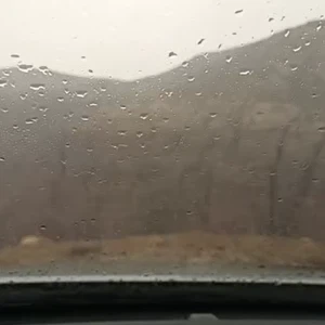 Vidéo : Pluie et vents actifs parfois à Tafileh, plus précisément dans la région de Dana, ce matin