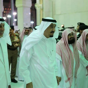  الملك سلمان يتفقد موقع سقوط الرافعة في المسجد الحرام