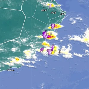Sultanat d'Oman - Mise à jour 15h15 | Les cumulonimbus se multiplient sur les zones surplombant la mer d'Oman et les monts Hajar, accompagnés de pluies d'intensité variable.