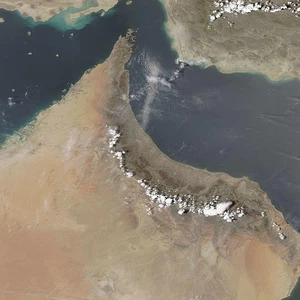 صورة أرشيفية..سحب ركامية على جبال الحجر