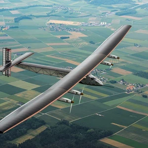 Des étudiants suisses se préparent à lancer un avion à énergie solaire
