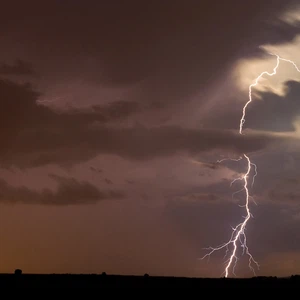 Al-Qassim | Nuages d'orage venant du nord et fortes chances de pluie et peut-être de poussière dans les heures à venir
