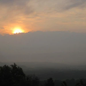 طقس خريفي عادي يوم الثلاثاء واحتمال لزخات محدودة من المطر، ومنخفض جوي يبدأ الأربعاء