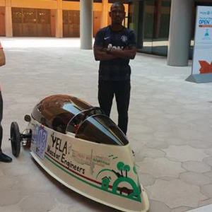 Deux amis fabriquent une voiture électrique à la main pour participer au `Gulf Challenge`