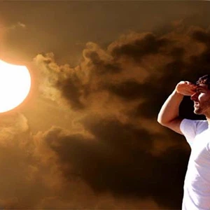 Qu'arrive-t-il à vos yeux lorsque vous regardez le soleil au moment de l'éclipse ? La réponse est avec le Dr Moaz Al-Hassan