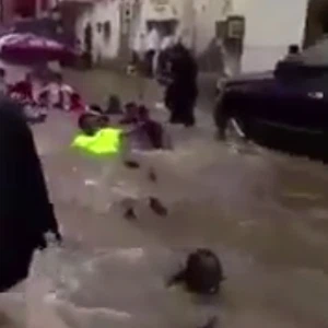  شبان يعرضون حياتهم للخطر باقتحامهم مجرى السيول 