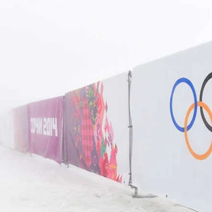 وصرح المُتحث الرسمي باسم اللجنة الأولمبية بأن سلامة الرياضيين هي الأولوية بالنسبة لهم