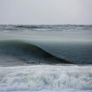بالصور: أمواج متجمدة على سواحل جزيرة نانتوكيت