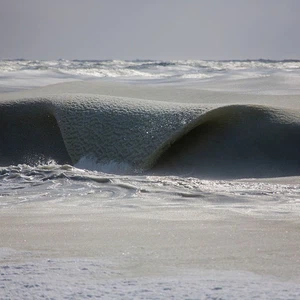 بالصور: أمواج متجمدة على سواحل جزيرة نانتوكيت
