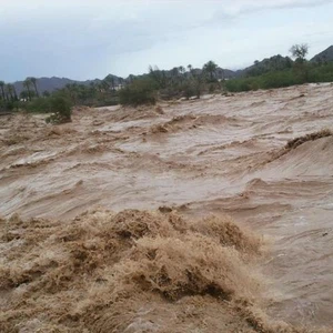 سيول قوية تداهم السائقين على إحدى الطرق الرئيسية بنجران  