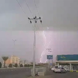 فيديو يرصد العواصف الرعدية والصواعق التي أثرت على عسير ظهر الثلاثاء