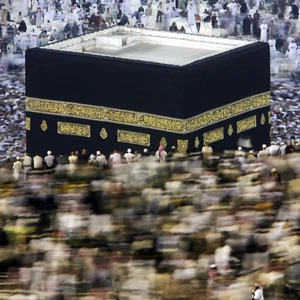 مئات آلاف الحُجاج يؤدون الطواف حول الكعبة المشرفة