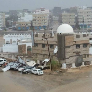 بالصور.. "شابالا" يغرق المكلا ويلحق خسائر مادية فادحة 