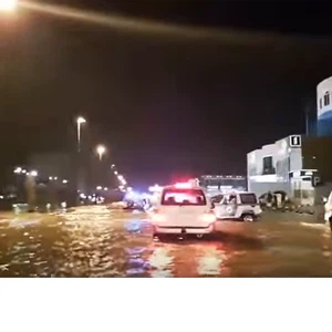 أمطار حفر الباطن تغرق الشوارع وتعيق المرور