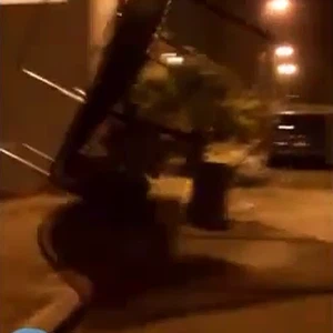 بالفيديو : كل شيء قابل للطيران  في حائل الليلة الماضية .. رياح عاتية ضربت المدينة !