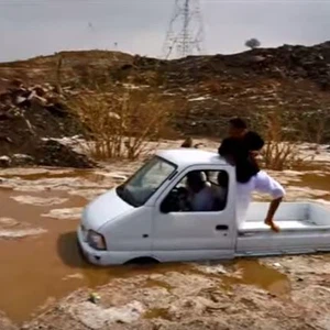 مشاهد من قلب عاصفة الأمطار والبرد والسيول التي ضربت الطائف يوم الاثنين