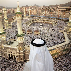 شرطي سعودي يراقب سير عملية الحج