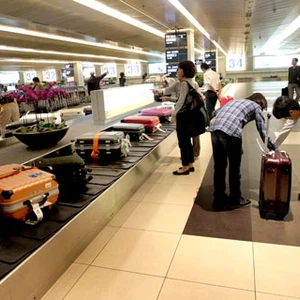 رجل يُثير الدهشة بتجوله نائماً على ممر الحقائب بإحدى المطارات