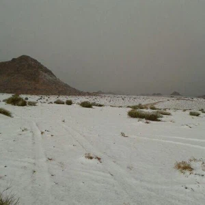 الثلوج تكسو مرتفعات حقل بمنطقة تبوك 