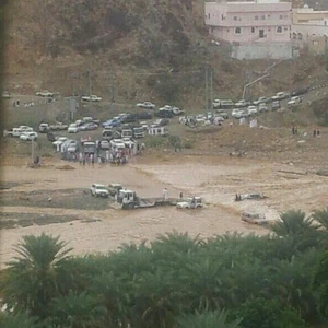 بالصور : تشكُل سيول قوية في محافظة الكامل شمال شرق جدة 