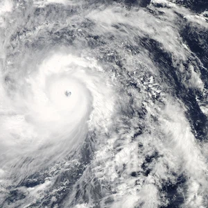 الإعصار المرعب هايان .. قبل يوم من ضربه للسواحل الفليبينية 