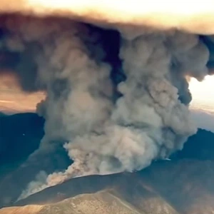 حرائق الغابات تستعر وتصبح الأكبر في تاريخ كاليفورنيا... شاهد