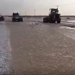 سيل جارف من البرد يجتاح إحدى أودية ثادق