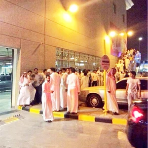 بالصور:  طوابير وازدحامات لشراء آيفون6 في الرياض