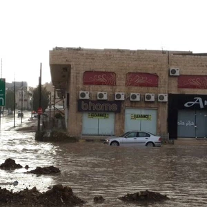 بالصور : الفيضانات والعواصف البردية العنيفة  تغرق شوارع بعض مناطق عمان .. 