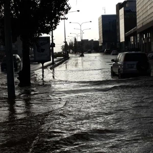 بالصور : الفيضانات والعواصف البردية العنيفة  تغرق شوارع بعض مناطق عمان .. 