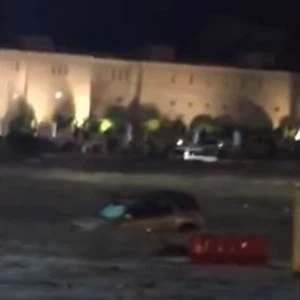 بالفيديو : السيول القوية تجرف السيارات في سلطنة عمان