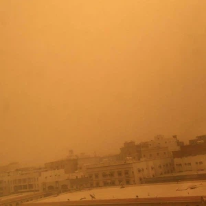 جدة.. انعدام مدى الرؤية الأفقية بسبب موجة من الغبار 