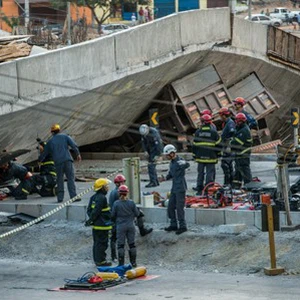 بالصور : انهيار جسر قيد الإنشاء فوق حافلة في البرازيل ..