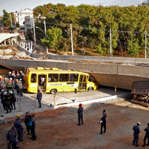 بالصور : انهيار جسر قيد الإنشاء فوق حافلة في البرازيل ..