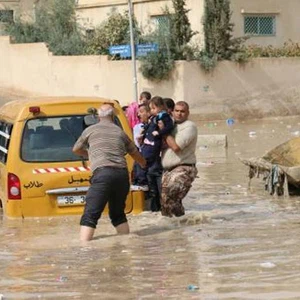 بالصور: طلبة المدارس من الأكثر تضررا خلال الحالة الجوية الأخيرة  