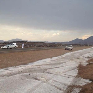 بالصور: عاصفة بردية تُلبس محافظة خيبر اللون الأبيض