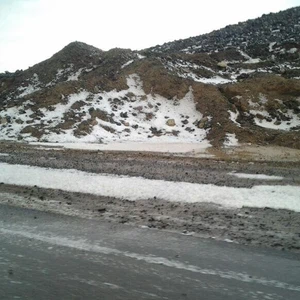 بالصور: عاصفة بردية تُلبس محافظة خيبر اللون الأبيض