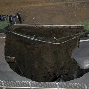 حفرة عملاقة بسبب انفجار أنابيب المياه المتهالكة، في مقاطعة خيان بالصين، 27 أكتوبر/تشرين الأول 2013
