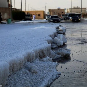 لاحظ سماكة التراكمات على طرق حائل 