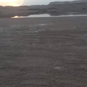 مواطن يُحذر السُكّان من حفرة مياه عميقة مخفية تحت الرمال بالقريات